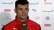 Nati-Captain Granit Xhaka beim Interview im SRF Studio. Man beachte das alte Logo des wichtigsten Sponsoring-Partners Credit Suisse…       (Screenshot SRF)
