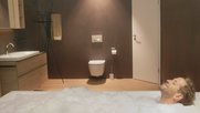 Preisgekröntes Vollbad: Videostill aus dem Werbefilm für den Sanitär-Produzenten Geberit. (Bild zVg) 