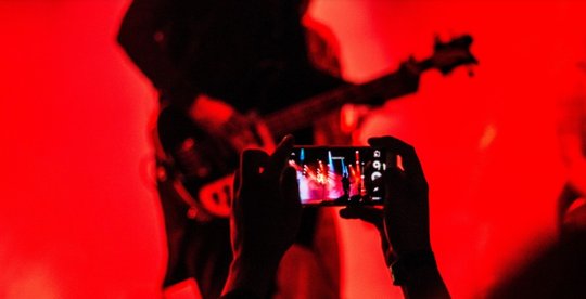Gemäss Studie ist die Schweizer Bevölkerung bereit, bis zu 53 Prozent des Normalpreises für digitale Veranstaltungen zu zahlen... (© Bild: pxhere)