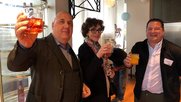 Peter Döbeli (l.) hat eben verkündet, dass er in Zukunft nur noch als VR-Präsident die Agentur begleiten will. In der Geschäftsleitung werden Monica Jäggi und Marco Berto gemeinsam verantwortlich sein...            (Bild: Klein Report) 