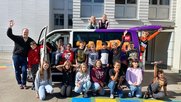 Der Studio-Bus von «Zambo» ist mit allem ausgerüstet, was die Kids für die Produktion ihrer Podcasts brauchen…              (Bild: SRF)