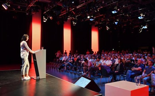 SRF-Direktorin Nathalie Wappler informierte die Mitarbeiter am Donnerstag (©SRF)