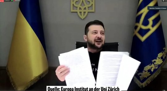 Präsident Wolodimir Selenski zeigt die Fragen, die ihn  vor seiner Rede aus Zürich erreicht haben...            (Screenshot Livestream)