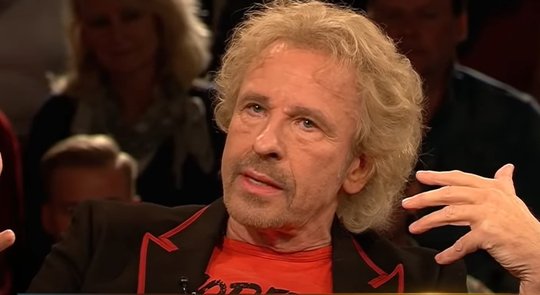 Ob Thomas Gottschalk als beständiges Jurymitglied langfristig in die Fussstapfen von Bohlen treten wird, ist noch nicht bekannt... (Bild © Youtube)