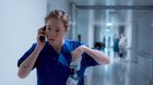 Die unermüdliche, aber überarbeitete Krankenschwester Flora (Leonie Benesch) zieht das Publikum in ihren Bann... (Bild: Screenshot SRF)