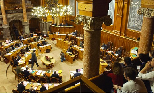 6 zu 6 - Knapper gehts kaum: Nur der Stichentscheid der Kommissionspräsidentin machte vorderhand den Weg frei für weiteres Firmen-Shopping... (Bild © parlament.ch)