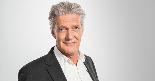 Kommt mit einem Apéro zu den Gästen der Gala nach Hause: Edi-Moderator Max Moor...