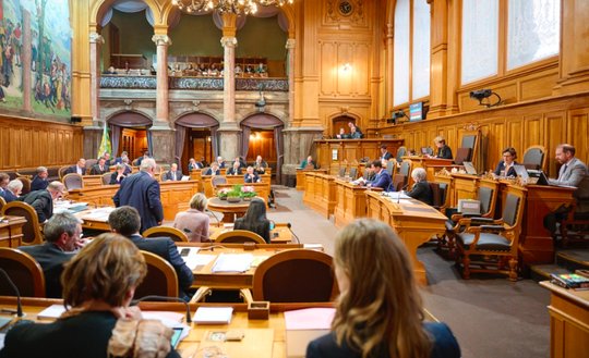 Nach langem Seilziehen und vielen Schlagzeilen beerdigt das Parlament das Wörtchen «besonders» aus den Voraussetzungen einer Superprovisorischen. (Bild © parlament.ch)