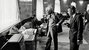 Was ist denn das? Die Nationalräte Otto Nauer und Massimo Pini vor einer PC-Apparatur in der Wandelhalle, eingefangen von «Ruti» 1984. (© Bibliothek am Guisanplatz)