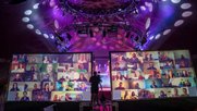 In der Manege wurde live gespielt. Das Publikum wurde im leeren Zelt per Videowand zugeschaltet...