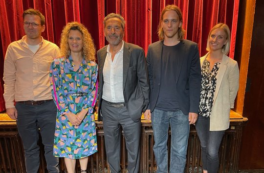 Die Geehrten: Yves Demuth, Rebecca Wyss, Roger Schawinski, Finn Schlichenmaier und Angelika Hardegger... (v.l., © Klein Report/André Häfliger)