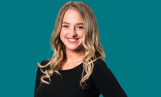 Seit Sommer 2022 ist Michèle Rüedi als Videojournalistin im Einsatz. Nun nimmt sie auch das Radiomikrofon in die Hand. (Bild © SRF/Roberto Crevatin)