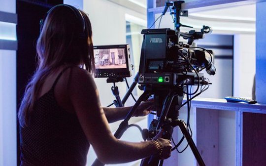 Der Verband der Schweizer Regionalfernsehen, fordert nun einen Marschhalt bis zur Abstimmung über das Medienpaket im Februar 2022... (Bild: Telesuisse)