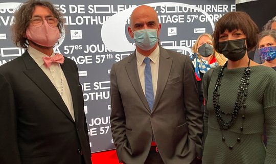Jetzt gehts los: Filmtage-Präsident Thomas Geiser (l.), Bundesrat Alain Berset mit Ehefrau Muriel Zeender. (Foto © Andé Häfliger / Klein Report)