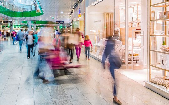 «Wir haben es jetzt als Konsumenten alle in der Hand mit Shopping, Restaurant-Besuchen oder Ferien in der Schweiz unsere Wirtschaft zu stützen», sagt SWA-Direktor Roland Ehrler.