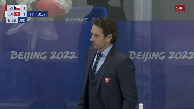Wasser predigen und Wein trinken: Eishockey-Nationaltrainer Patrick Fischer... (Bild: SRF-Screenshot)