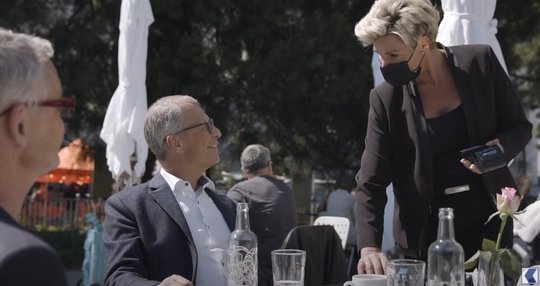 Seppo Caluori (l.) mit dem CEO der GKB, Daniel Fust, in einem Bündner «Kantaurant»...