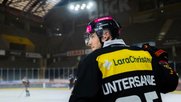 Die Eishockey-Partie gegen die ZSC Lions steht im Zeichen der Gleichstellung, dran glauben musste das PostFinance-Logo... (Bild: zVg)