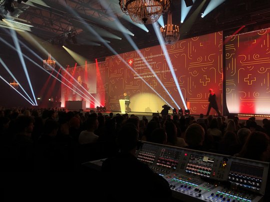Ivo  Kummer, Filmchef beim Bundesamt für Kultur, hat die Edis vergeben. In seiner Rede hat er eindringlich gegen das Referendung zu Lex Netflix gesprochen...             (Bild: Klein Report)
