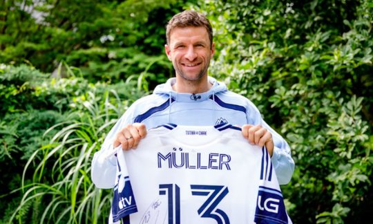 Der ehemalige Stammspieler des FC Bayern München mit seinem neuen Leibchen der Vancouver Whitecaps... (Bild: zVg)