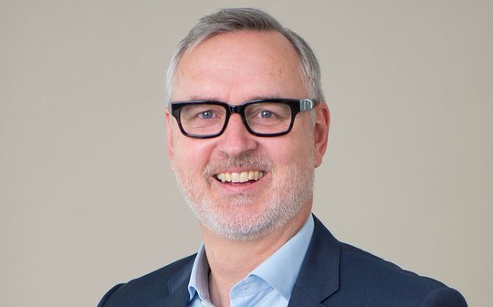 Ueli Weber zieht eine bedenkliche Bilanz: «Im Vergleich zu 2019 ist der Werbemarkt 2021 in der Schweiz um 5% zurückgegangen, während er in Deutschland um 9% gestiegen ist.»        (Bild zVg.)