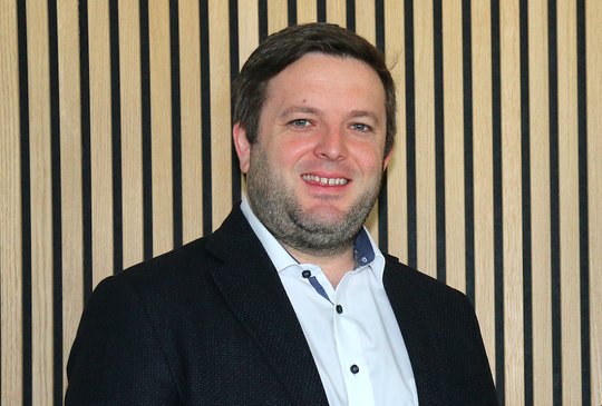 Der SP-Nationalrat Jon Pult folgt auf die ehemalige Bundeskanzlerin Corina Casanova... (Bild: zVg / © Hans Huonder, FMR)