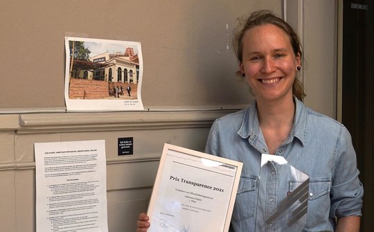 Adrienne Fichter bei der Preisübergabe in den Redaktionsräumlichkeiten der «Republik»...        (Bild: © Öffentlichkeitsgesetz, zVg.)