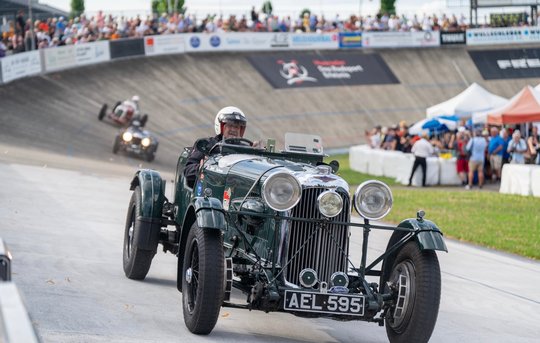 Die tollkühnen Männer in rasenden Kisten: Der Oldtimer-Anlass überzeugt auch durch geschicktes Marketing...      (Bild: IGOR/zVg)