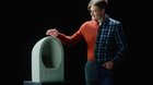 Ein Designer (roter Pulli) und ein Ingenieur (Karohemd) entwerfen gemeinsam eine neue WC-Schüssel... (Bild: Screenshot Vimeo)