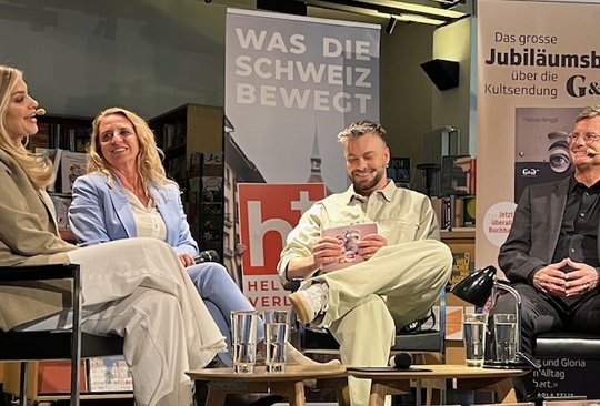 «G&G»-Moderatorin Jennifer Bosshard (l.) plauderte aus dem Nähkästchen über ihre Chefin Paola Biason neben ihr, die sie auch entdeckt hat, neben G&G»-Moderator Michel Birri und Buchautor Thomas Renggli (r.)...   (Bild: © Klein Report)
