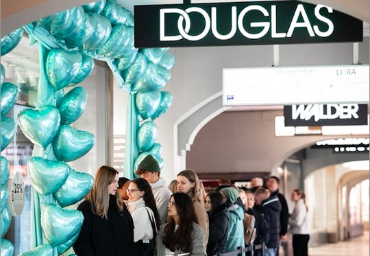 «Beautiful uf üsi Art»: Die Neueröffnung der Filialen in Lugano und Bern wurde gehörig gefeiert... (Bild: zVg)