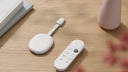 Ab dem 18. Oktober ist das TV-Streaminggerät und Fernbedienung im Schweizer Handel für 40 Franken in der Farbe Schnee erhältlich…             (Bild: Google) 