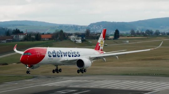 Im Parallelflug aus einem Helikopter gefilmt: Der erste Airbus A350 berührt Schweizer Boden... (Bild: Screenshot Film)
