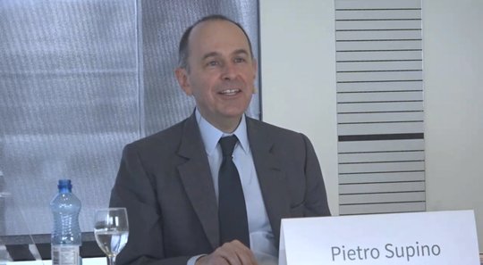 Haben gut lachen: Neben Pietro Supino präsentierten acht weitere Männer die Jahresbilanzkonferenz der TX Group...
