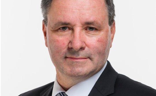 Werner Salzmann hält Tamedia den Spiegel vor: «Mit nur einer Redaktion braucht es nicht zwei Titel, dieses Feigenblatt kann man sich sparen.» (Bild zVg)