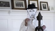 Harald Naegeli mit Maske…          (Bild: Christoph Ruckstuhl/NZZ ©ProLitteris)