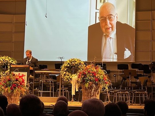 Vor der Trauergemeinde erzählt Gabriel Vetter Anekdoten über seinen verstorbenen Vater, Karl Lüönd… (Bild: © Klein Report)