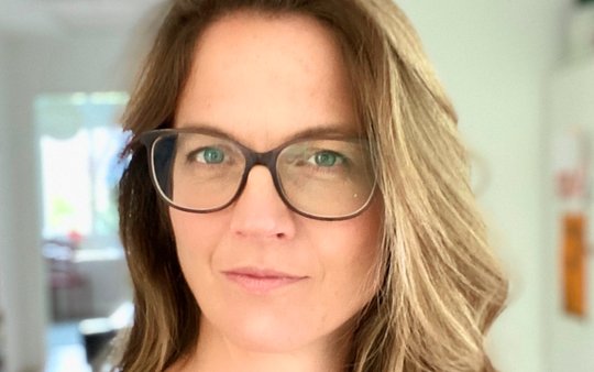 Katja Fischer De Santi (Bild) folgt auf Karen Schärer, welche die Zeitschrift «auf eigenen Wunsch» verlässt. (Bild © CH Media)