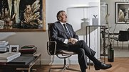 Bild aus der FAZ: Gerd Schröder vor einem Bild von Gerd Schröder. Selbstinszenierung pur…