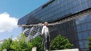 Seilziehen um Julian Reichelts Abfindung ist beendet: Hochseilakt vor dem Axel-Springer-Neubau in Berlin (Bild Wikipedia)