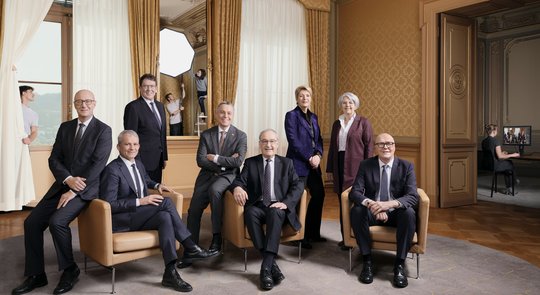  Kanzler Viktor Rossi (GLP), Bundesräte Beat Jans (SP), Albert Rösti (SVP) und Ignazio Cassis (FDP), Bundespräsident Guy Parmelin (SVP), Bundesrätinnen Karin Keller-Sutter (FDP) und Elisabeth Baume-Schneider (SP) sowie Bundesrat Martin Pfister (Die Mitte)