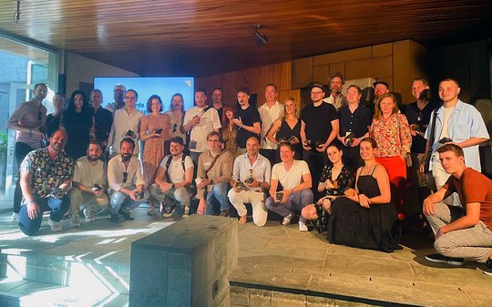 Gruppenbild der Gewinnerinnen und Gewinner beim ADC-Würfelspiel...         (Bild: zVg)