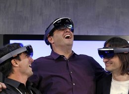 Microsoft-Manager führen HoloLens vor