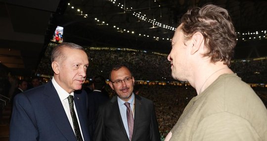 Während Argentinien in Katar gewonnen hat, musste Elon Musk noch auf das Resultat seiner Abstimmung warten. Er hat sich die Zeit im Stadion mit dem türkischen Präsidenten Erdoğan totgeschlagen...        (Bild: Twitter)