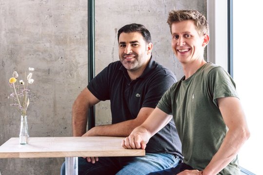 Initiator Christian Hirsig (r.) und Hussam Allaham arbeiten in Kairo derzeit auf 480 m2 Bürofläche und sehen ihr Projekt als Win-Win-Situation für die beteiligten Schweizer Partner wie für Mitarbeitende in Ägypten…     (Bild: zVg)