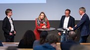 «Wie gut ist die Berichterstattung aus der Ukraine?»: Linards Udris, Uni Zürich, Luzia Tschirky, Korrespondentin SRF, Kurt Pelda, CH Media, und Moderator Franz Fischlin, QuaJou. (v.l.)        (Bild © QuaJou/Raphael Hünerfauth)