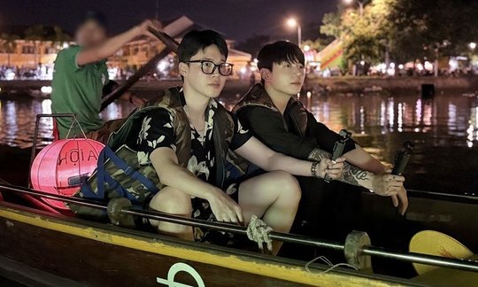 Die beiden von «Are You Sure?!» schippern um die Welt: Sechs der acht neuen Episoden sind in der Schweiz gedreht worden...  (Bild: Disney+/zVg)