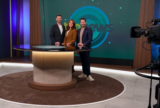 Remo Kaufmann, Tiziana Castauro und Marc Arnold vor dem neuen LED-Screen... (Bild: zVg / © TOP-Medien)