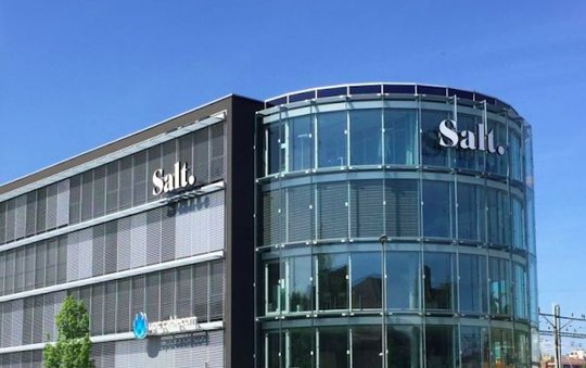 Anstelle von Antennenmasten setzt Salt bei der Mobilfunkabdeckung nun auf die Satelliten von Elon Musk. (Bild © Salt)