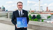 Im Juni nahm Lukáš Diko in Berlin den Pressefreiheitspreis des Medienverbands der freien Presse engegen. Ausgezeichnet wurde das Investigative Center of Ján Kuciak, das Diko leitet...       (Bild zVg)
